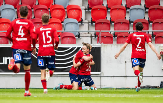 Östers Isak Magnusson jublar med lagkamrater efter efter 2-0