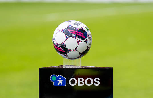 Matchbollen samt Obos logotyp