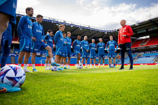 Ståle Solbakken, head coach of the Norwegian national football team, talks to Stefan Strandberg, Alexander Sørloth, Martin Ødegaard and rest of the players