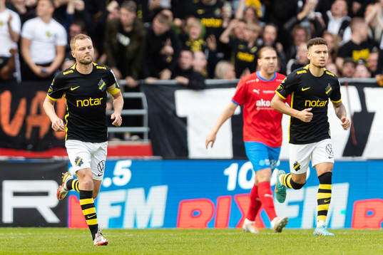 s Sebastian Larsson och Jordan Larsson jublar efter 1-1 under fotbollsmatchen i Allsvenskan mellan Helsingborg och AIK den 29 maj 2022 i Helsingborg. 