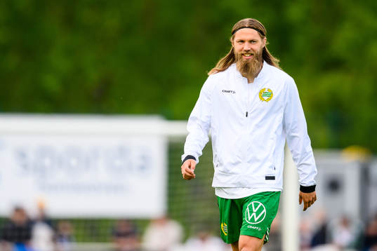 Hammarbys Björn Paulsen värmer upp före fotbollsmatchen