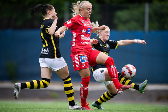 s Linda Hallin och Emelie Jansson under fotbollsmatchen i Damallsvenskan mellan AIK och Linköping den 29 maj 2022 i Stockholm. 