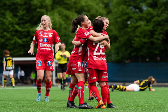 Linköpings Therese Simonsson jublar efter 0-2