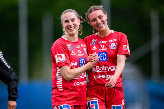 Linköpings Johanna Alm och Ella Björkman jublar
