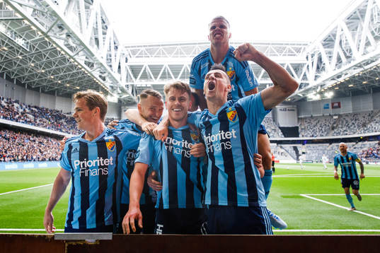 Djurgårdens Rasmus Schüller jublar med Hampus Finndell,