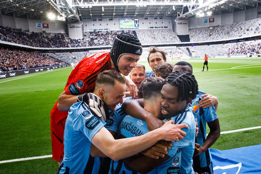 Djurgårdens Joel Asoro jublar med Sead Haksabanovic, Piotr