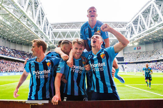 Djurgårdens Rasmus Schüller jublar med Hampus Finndell,