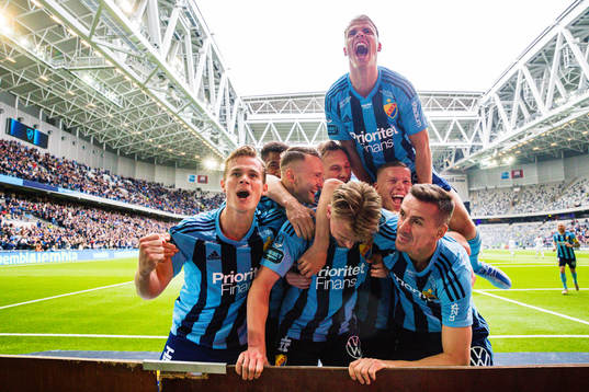 Djurgårdens Rasmus Schüller jublar med Hampus Finndell, Haris Radetinac, Victor Edvardsen och Elias Andersson efter 3-0