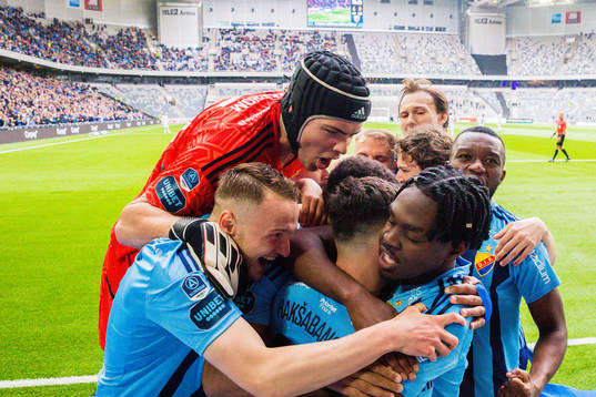 Djurgårdens Joel Asoro jublar med Piotr Johansson, målvakt Jacob Widell Zetterström, Sead Haksabanovic, Hjalmar Ekdal och Emmanuel Banda efter 4-0