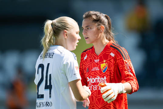 Djurgårdens Louise Hvarfner och målvakt Kelsey Daugherty