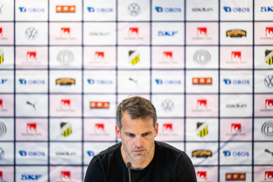 Häckens tränare Robert Vilahamn på presskonferensen