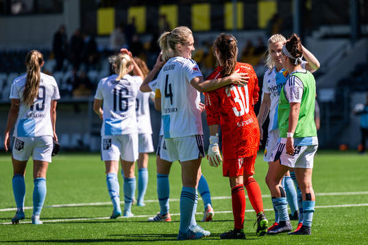 Djurgårdens Sanna Kullberg, målvakt Kelsey Daugherty, Emelie Lövgren och Hayley Dowd jublar