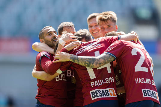 Örgrytes spelare jublar med Ajdin Zeljkovic