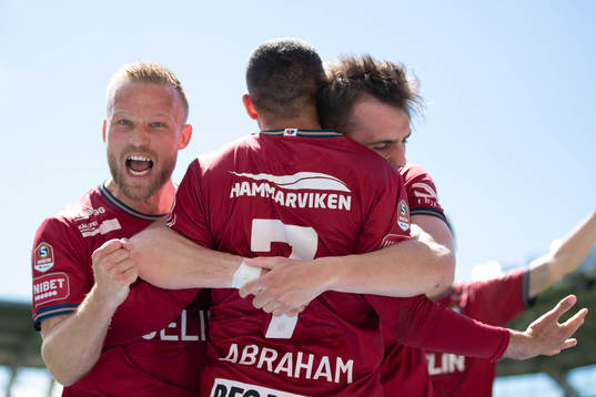 Örgrytes Sargon Abraham jublar med lagkamrater