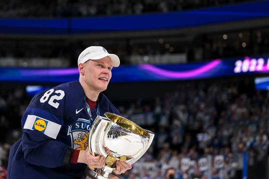 Harri Pesonen of Finland celebrate with the trophy