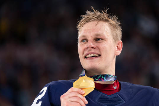 Harri Pesonen of Finland celebrate with the medal
