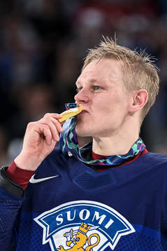 Harri Pesonen of Finland celebrate with the medal