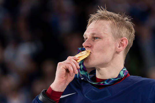 Harri Pesonen of Finland celebrate with the medal