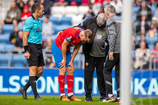 Helsingborgs Casper Widell har ont och får vård av