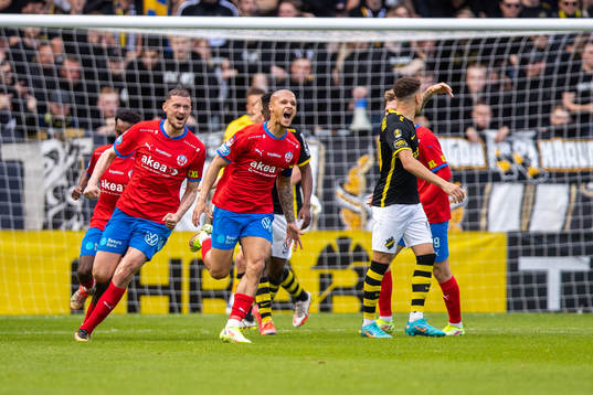 Helsingborgs Albert Ejupi och Anthony van den Hurk jublar efter 1-0