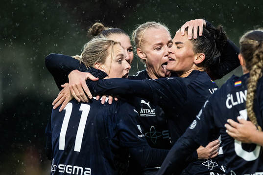 FC Rosengårds Caroline Seger och Katrine Veje jublar