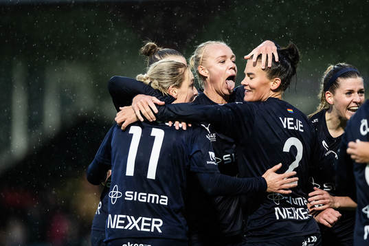 FC Rosengårds Caroline Seger och Katrine Veje jublar