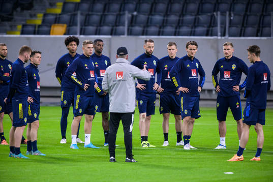 Kerim Mrabti, Jens Cajuste, Viktor Gyökeres, Alexander Isak, Alexander Milosevic, Joakim Nilsson, Hjalmar Ekdal and Carl Starfelt listen to head coach Janne Andersson of the Swedish national football team