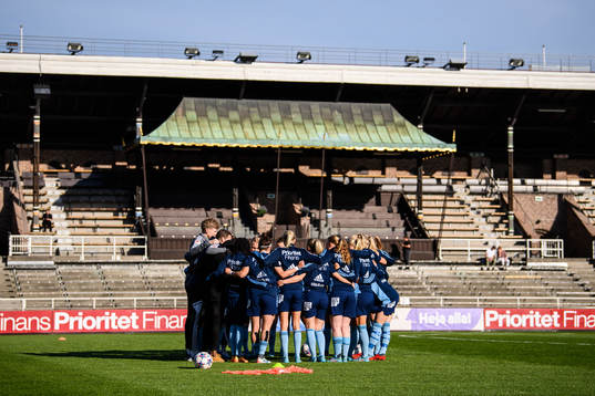 Djurgårdens spelare samlas i en ring