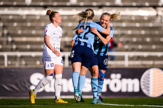 Djurgårdens Stinalisa Johansson jublar efter 1-0
