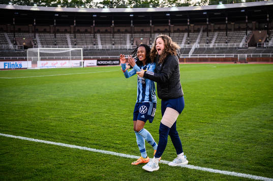 Djurgårdens Linda Maserame Motlhalo och Julia Walentowicz jublar