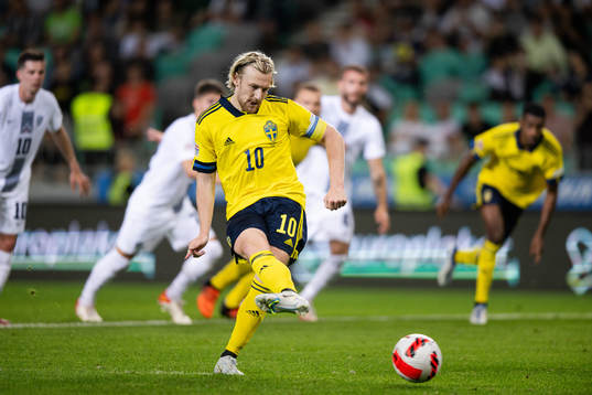 Emil Forsberg of Sweden scores the 0-1 goal