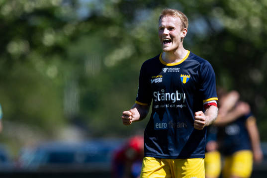 Torns Adam Olofsson jublar