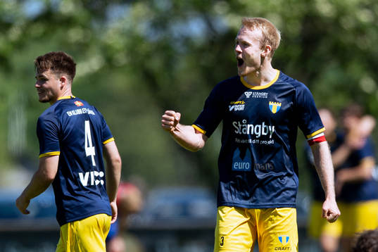 Torns Adam Olofsson jublar