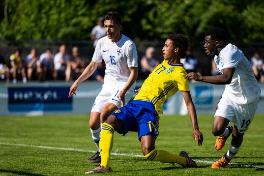 Sveriges Shakur Omar gör 2-1-reduceringen i kamp med Finlands Arttu Lötjönen och Badreddine Bushara