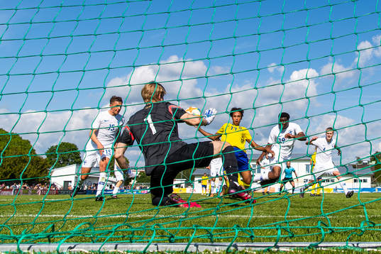 Sveriges Shakur Omar gör 2-1-reduceringen i kamp med Finlands målvakt Luka Nokelainen, Arttu Lötjönen och Badreddine Bushara