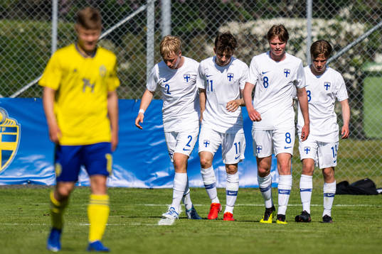 Finlands Leo Kyllönen, Daniel Rökman (målskytt), Niilo Kujasalo och Otso Liimatta jublar efter 2-0