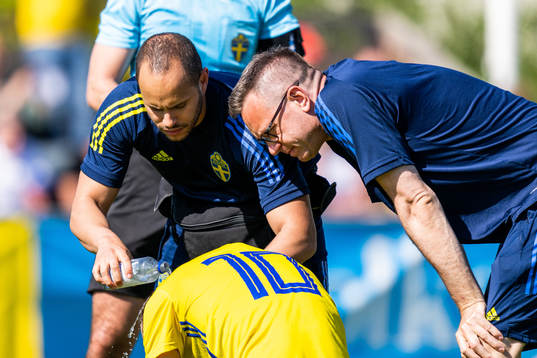 Sveriges fysioterapeut Teferi Tedla och läkare Andreas Thorstensson ser till Lukas Björklund