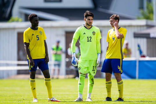 Sveriges Peter Amoran, målvakt Daniel Henareh och Casper Eklund