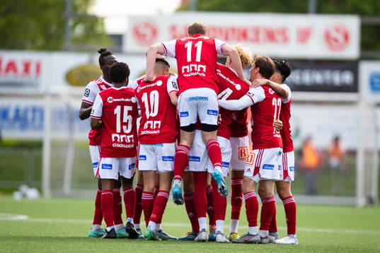 Sandvikens Daniel Söderberg jublar med lagkamrater efter 1-0
