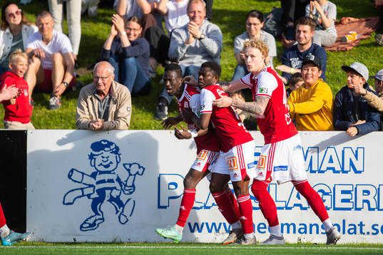 Sandvikens Naeem Mohammed jublar efter 2-2