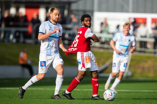 Gefles Oscar Lundin och Sandvikens John Junior Igbarumah