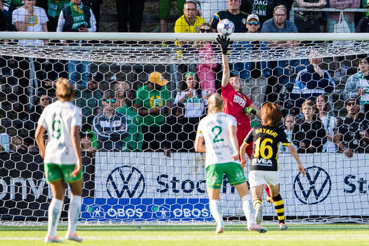 Hammarbys målvakt Anna Tamminen tippar bollen över ribban