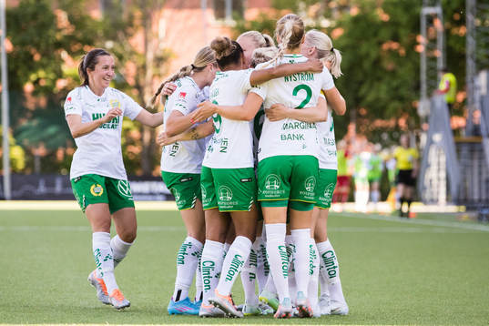 Hammarbys spalre jublar efter 2-0 av Emma Jansson (ej i bild)