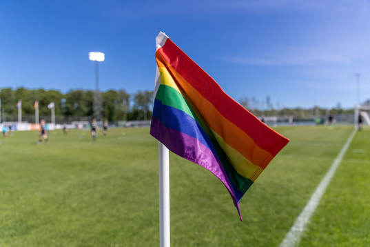 En regnbågsfärgad hörnflagga
