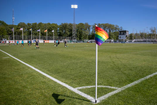 En regnbågsfärgad hörnflagga