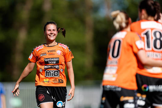 Kristianstads Josefin Harrysson jublar efter att Tabitha Tindell gjort 3-0