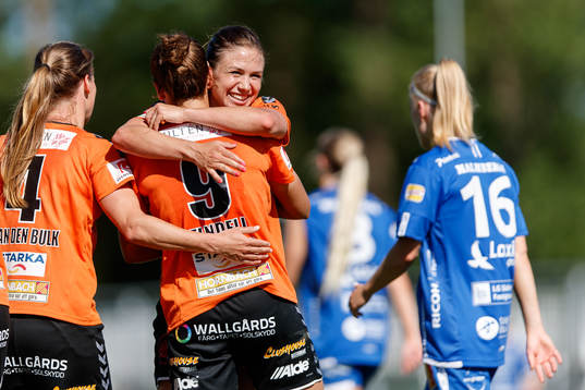 Kristianstads Delaney Baie Pridham kramar om Tabitha Tindell som gjort 3-0