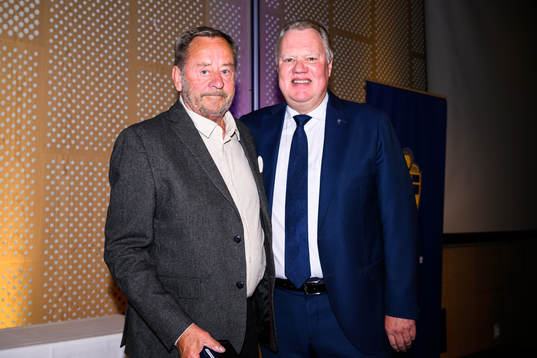 Folke Fahlqvist tar emot ett förtjänsttecken i guld