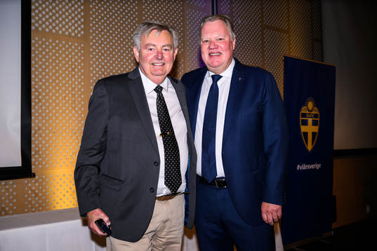 Göran Bogren ar emot ett förtjänstmärke i guld