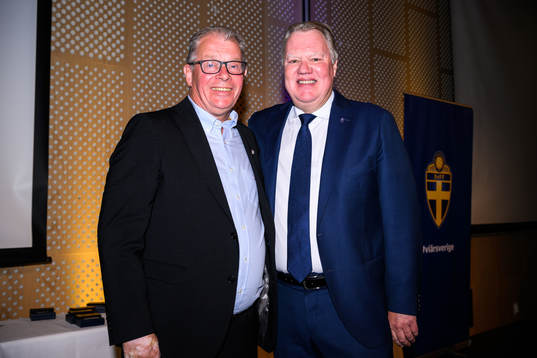 Peter Fust tar emot ett förtjänsttecken i guld